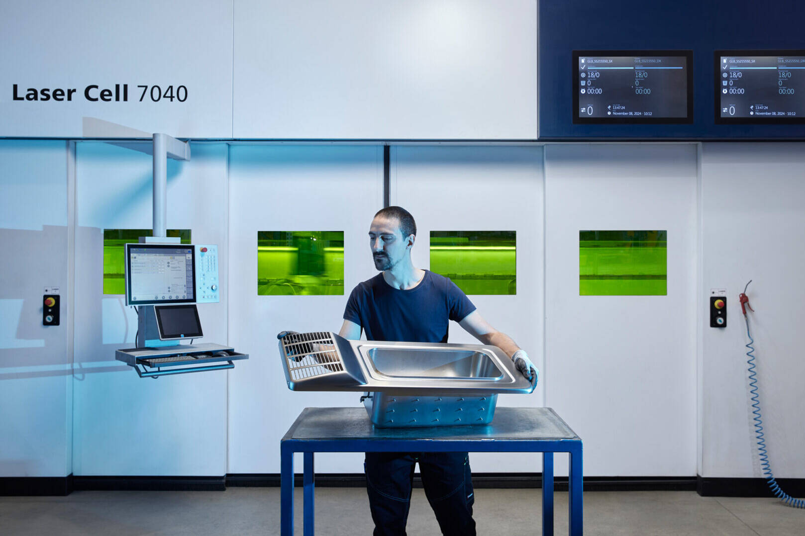 Minifaber specializzata lavorazione freddo tranciatura imbutitura punzonatura lamiere progettazione piegatura costruzione stampi fotografia industriale