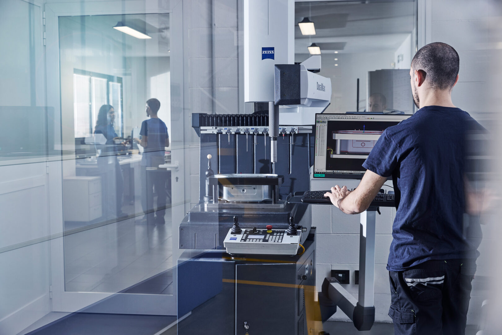 Minifaber specializzata lavorazione freddo tranciatura imbutitura punzonatura lamiere progettazione piegatura costruzione stampi fotografia industriale